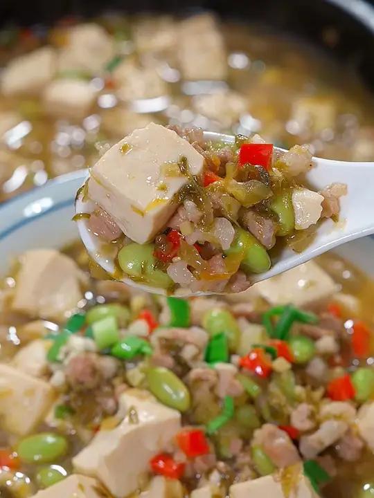 冬天来上一锅雪菜豆腐煲,拿肉来都不换,鲜香入味,暖心又暖胃,真是太好吃了