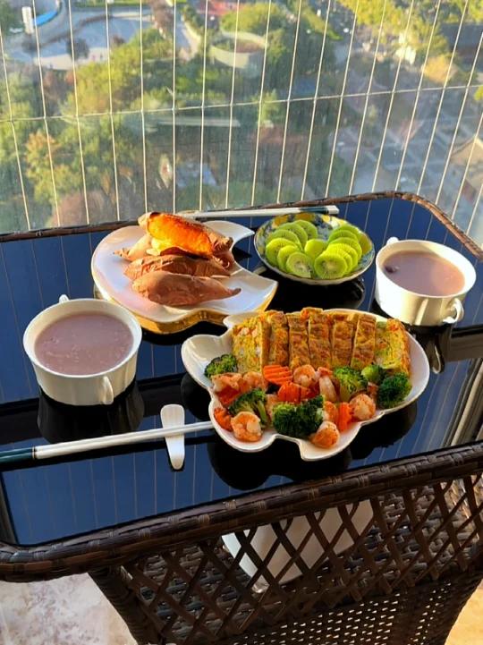 给自己一份淡然,充实于生活,平和于心态。早上喝一碗热乎乎的粥,再搭配点地瓜、虾仁、蛋、蔬菜