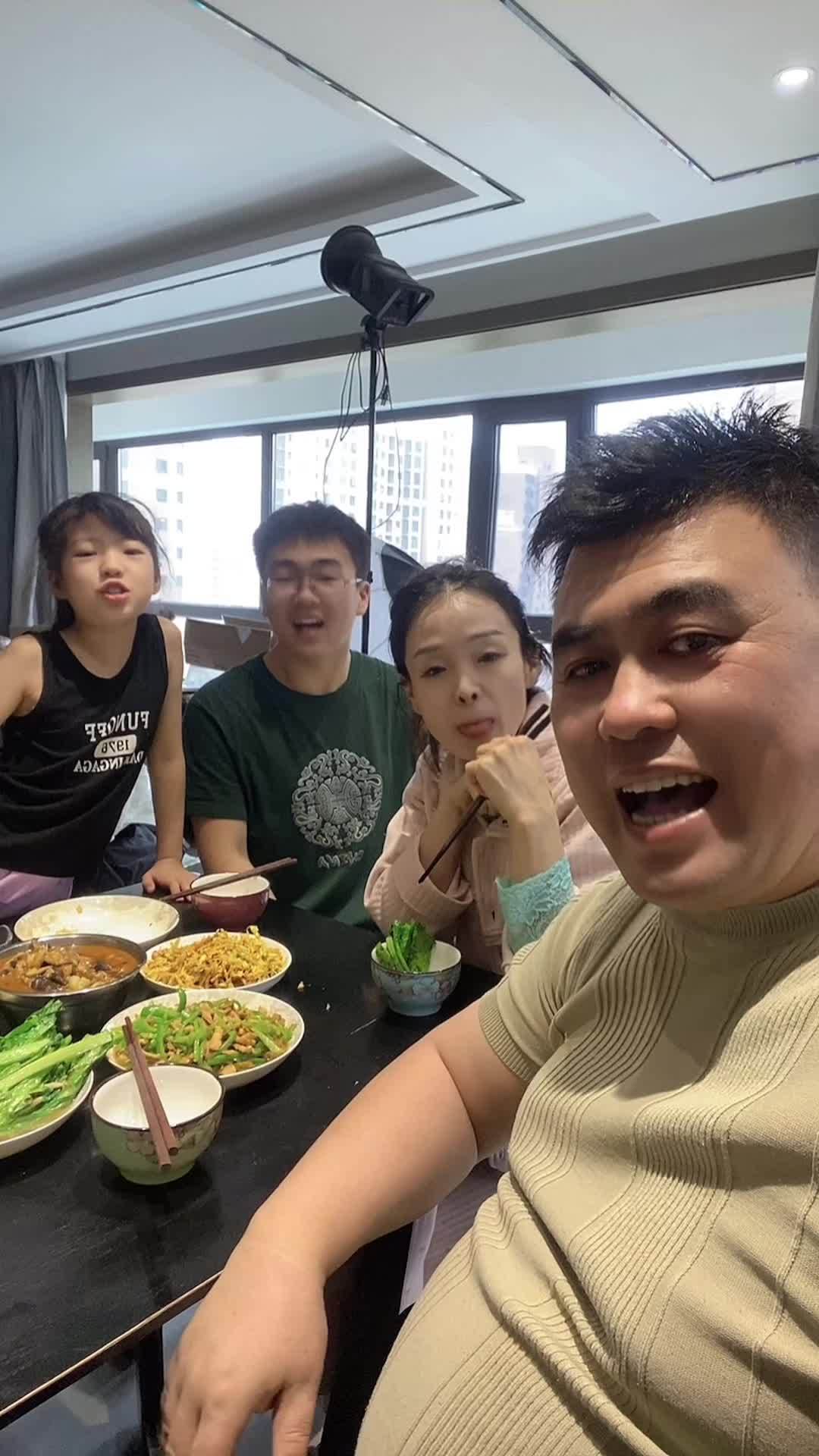 简简单单一顿饭 孩子在家没几天了,好好做他们爱吃的饭菜,他们开心我就开心 记录真实生活 二