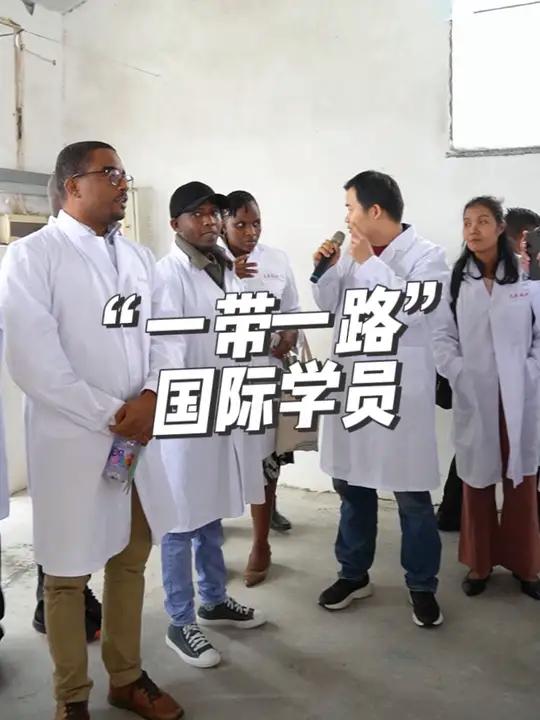 “一带一路”国家饲料加工技术培训班学员莅临天成鸽业参观交流 来自缅甸、桑给巴尔、坦桑尼亚、