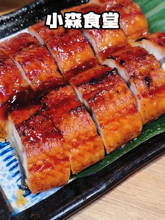 来小森食堂一站式吃遍日式美味！和风烧鸟现烤焦香，肉汁饱满不柴；蒲烧鳗鱼鲜润入味，牛丼饭、鳗