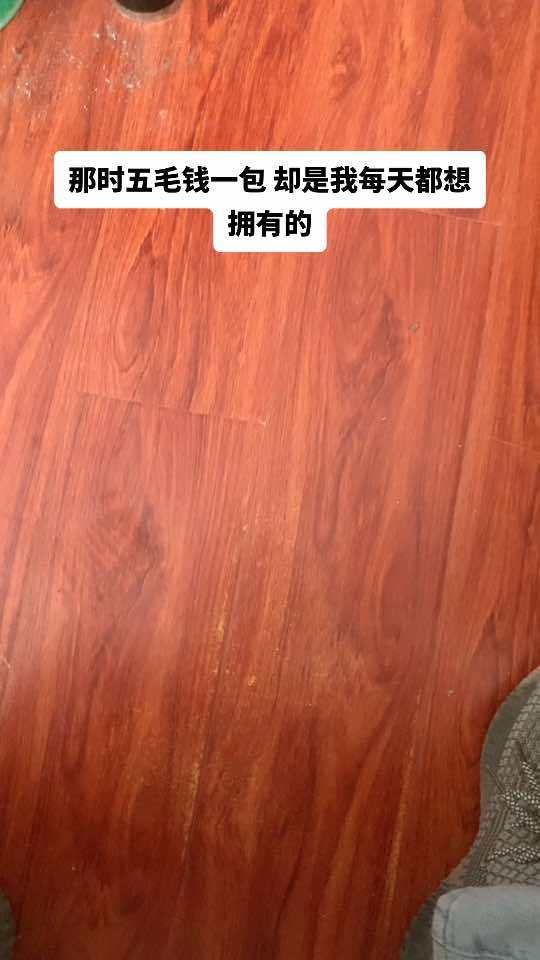 那时生病了 母亲会让父亲给我买一包五毛钱的华龙面,所以我的童年价值五毛却很甜……顶配方便面