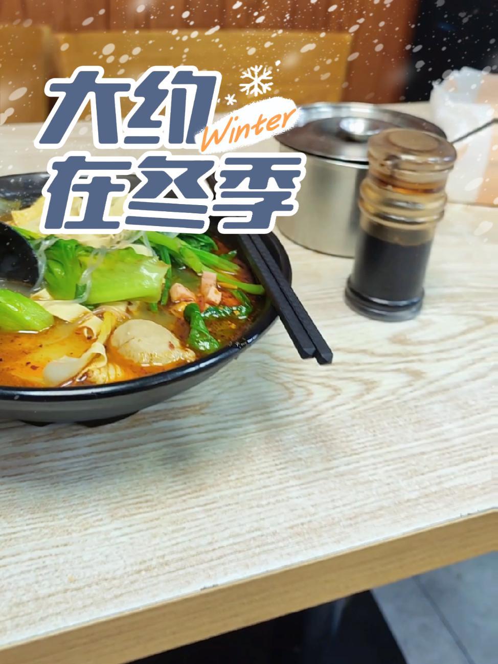 平价麻辣烫,有腊肠,肉丸,鹌鹑蛋,鸭血,里脊肉,粉丝,千张,海带,火腿肠,素菜若干⊙﹏⊙