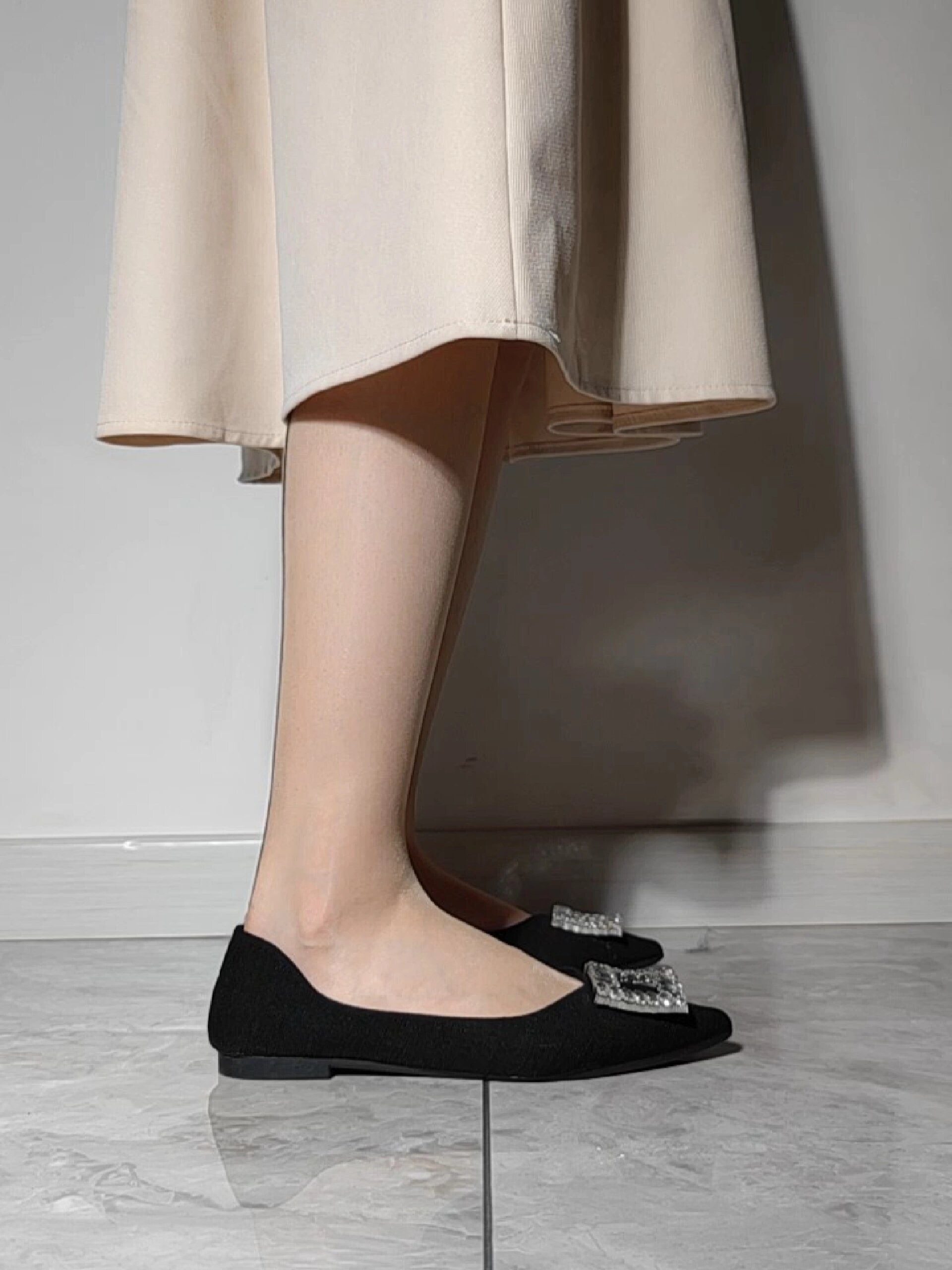 黑色平底鞋搭配肉色丝袜,时尚还是雷区?