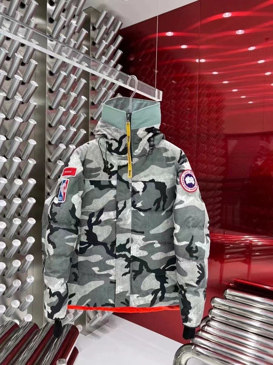 加拿大鹅三方联名迷彩羽绒服