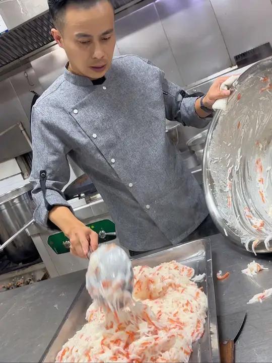 (秘制萝卜糕)碾米粉200克、生粉100克、盐60克、栗粉:800、味精30克、鸡精30克