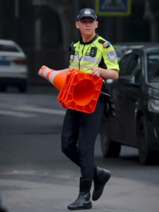 抱着蛋糕桶,走路肯定是一步三摇的嘛