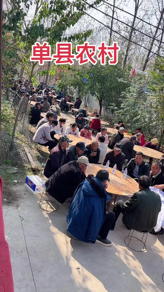 山东单县农村露天大桌,你多久没吃了?最爱哪道菜?