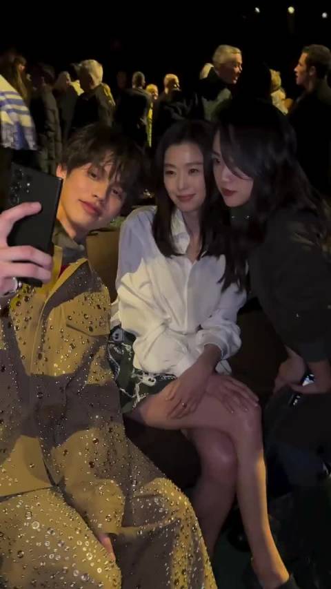 汤唯头发挡着全智贤,她还知道推推汤唯,笑的好千颂伊,我仿佛听到她说“呀”