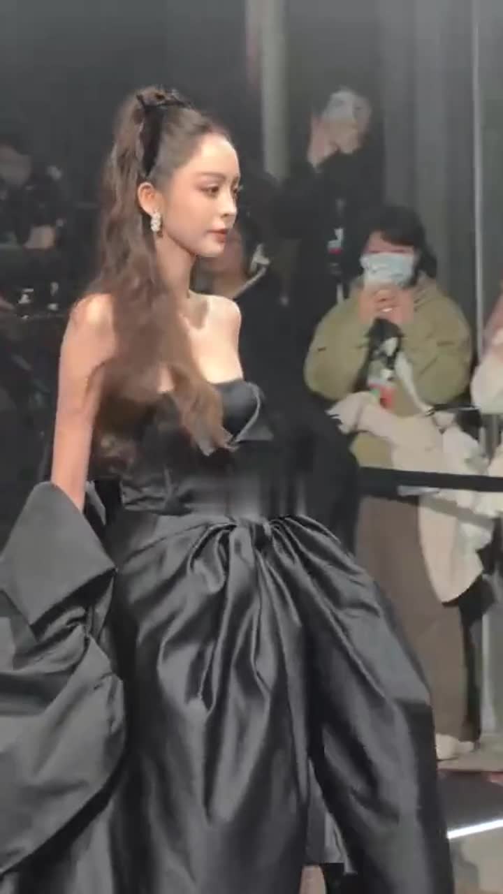 古力娜扎清冷黑天鹅造型,美商稳定在线!