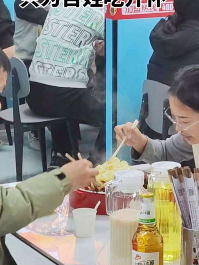 二十余年老品牌,初心不改做招牌 专注一盘香鸡在,只为百姓吃开怀 傻子张大盘鸡