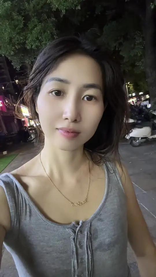 我都忘了衣服湿了多少遍了,到现在10:30. 还没有吃晚饭呢,所有的牛肉全部卖光光了,我是