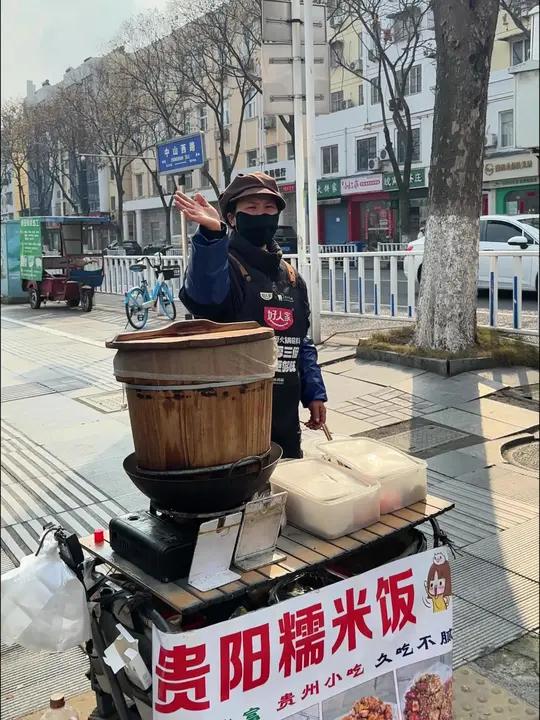 真的好喜欢这家路边摊 贵阳糯米饭团。#街边小吃 #贵阳糯米饭团 #路边摊美味 #宣城美食 