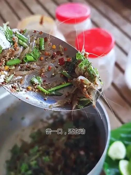 庭版网红臭鱼汁凉拌跳跳虾 泰国吃播视频 泰国大叔泰国美食内容启发搜索最爱吃海鲜