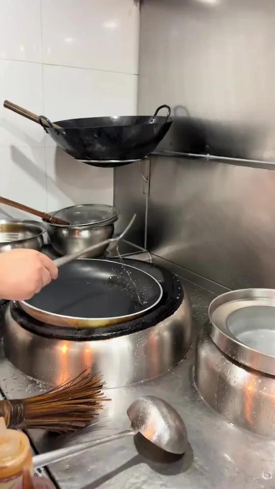 大家都说粤菜炒锅没有双耳锅 就不会炒菜了?今天来看看粤菜师傅如何用平底锅给大家操作一道姜葱