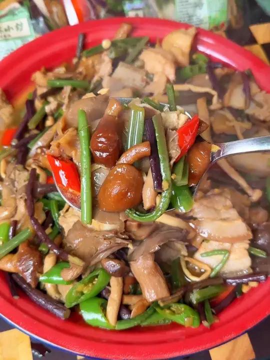 代表我们东北的家常菜,山菜清香,蘑菇鲜美,简单炒一下就行,凉拌也好吃东北菜地方特色美食东北