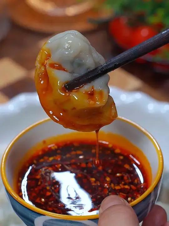爱吃水饺又爱吃香菜的有口福了,锋味派新出的香菜黑猪肉水饺,皮 薄馅足,好好吃