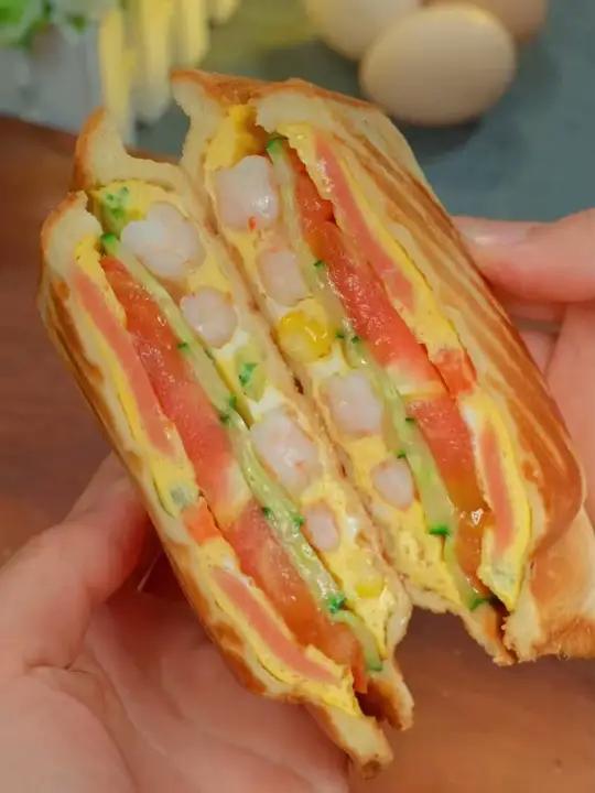 智煲多功能三明治机做家里的早餐。宝宝不愁吃早餐了