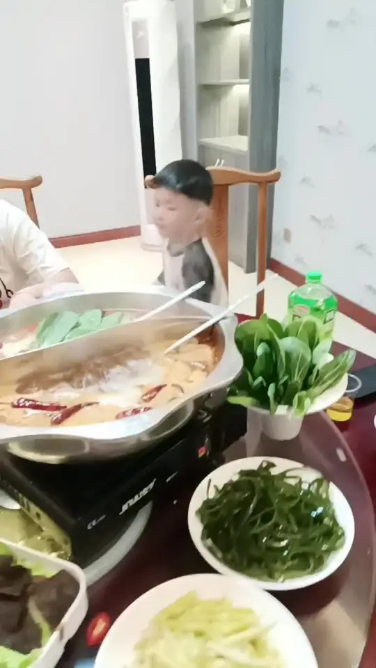 家庭火锅聚餐各色菜品丰富暖心呈现