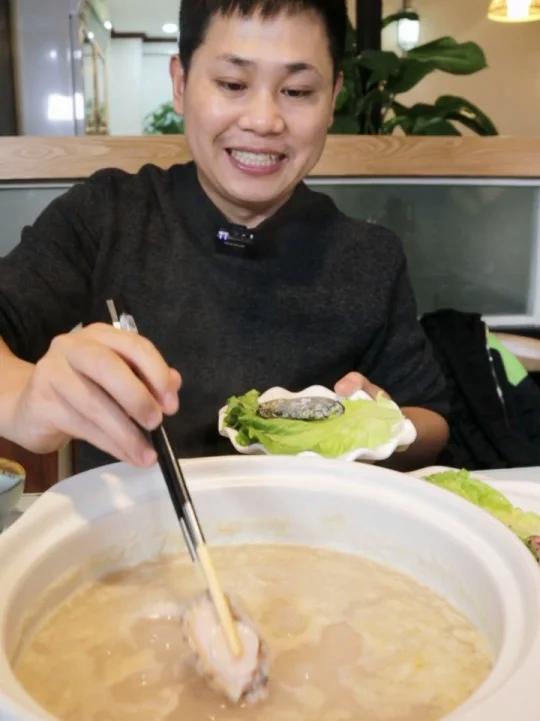 保定北二环的粤菜馆,厨师都是广东人,胡椒猪肚鸡、打边炉,做的地道