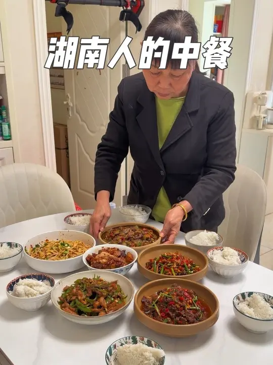 又到周末，孩子的爷爷奶奶过来看孩子在家里吃饭～看看湖南媳妇都做了哪些好吃的家常菜吧