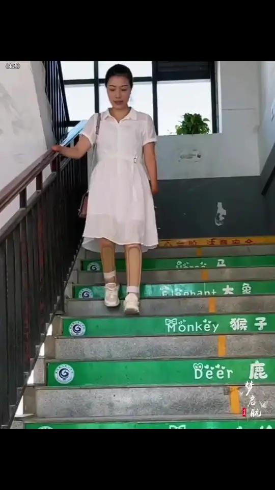 在四川泸州,有一位无手无脚的梅子老师,她站在三尺讲台,教书育人已十几年,用自己的亲身经历为