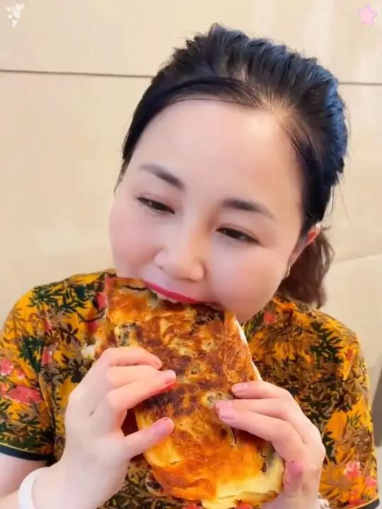 焦香酥脆的梅干菜锅盔在家几分钟就能搞定,煎出来酥脆咸香好吃还方便