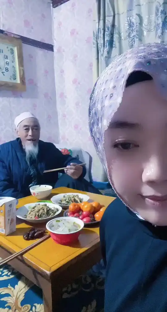 我是萝卜烩菜,阿爷是酸汤面