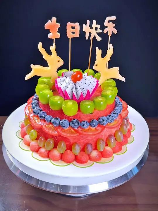 夏天到了,各种水果搭配西瓜。只需简单几步就能做出有创意的西瓜蛋糕