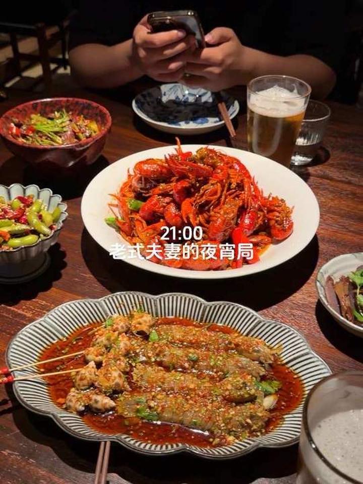 今天和家夫来园区吃夜宵小食堂，生腌配啤酒小酌太惬意