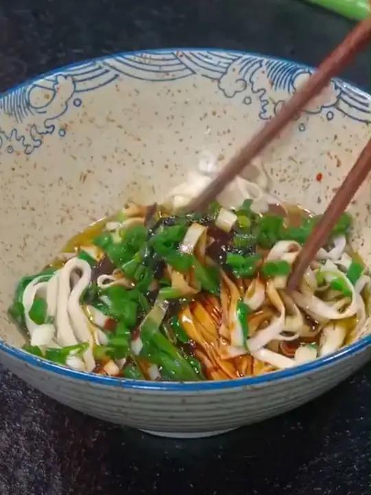 L自从上回孩子吃过一次这个葱油拌面,就再也不爱吃校门口的包子馒头了,关键是做法比烧烤水还简