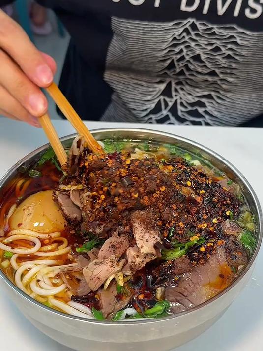 贵阳的花溪牛肉粉好吃到哭，加满辣椒好过瘾