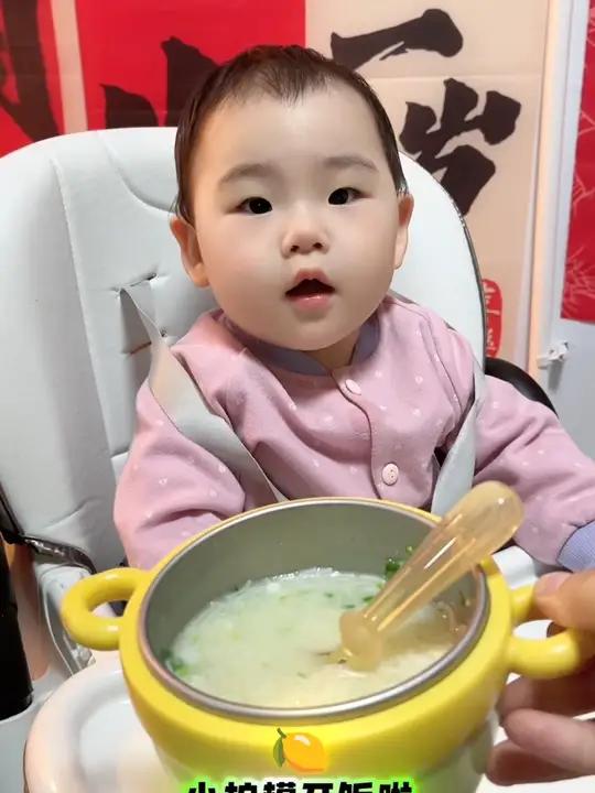 鳕鱼碎碎面给小柠檬香迷糊了 宝宝到了7个月 一周至少要吃2次鳕鱼