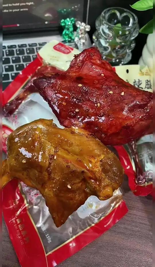 现在这商家为了冲销量,一个大鸭腿居然才这个价,低脂高蛋白,肉又多又入味的!解馋还管饱