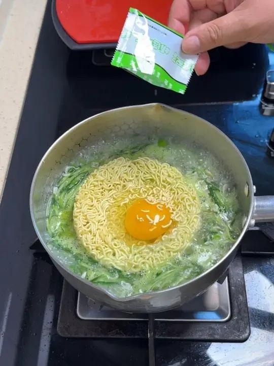 自认为全网没有这样煮方便面的,虾皮配着黄瓜的清香,吃一口真是绝了,强烈推荐!#黄瓜丝煮面 