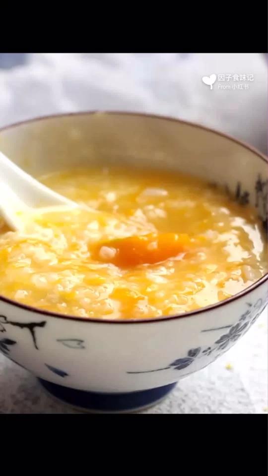 小米南瓜粥是一种低热量,又能养胃的主食。南瓜中富含维生素、果胶、矿物质和膳食纤维、用南瓜来