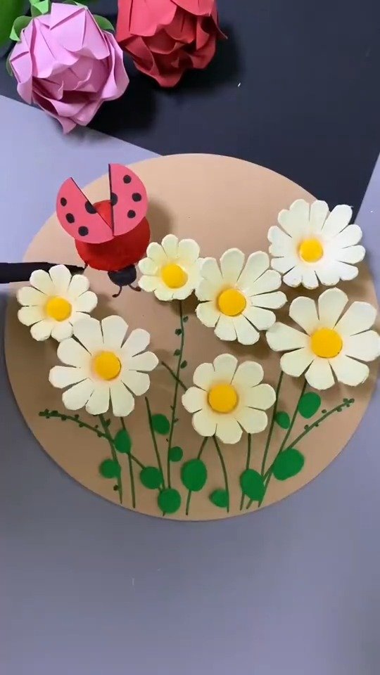 都来耍 家里的鸡蛋托不要扔,和孩子一起来做漂亮的创意粘贴画……(来源:生活超技能)