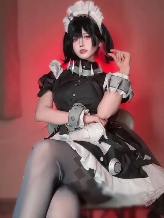 如果被鲨鱼妹这样来一脚 #绝区零#鲨鱼妹#椅子摇#cos#战斗女仆