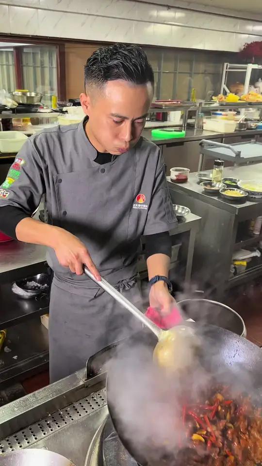 枣庄辣子鸡:主料:取本地当年散养小公鸡一只(约1750克)辅料:本地薄皮辣椒(螺丝椒)15