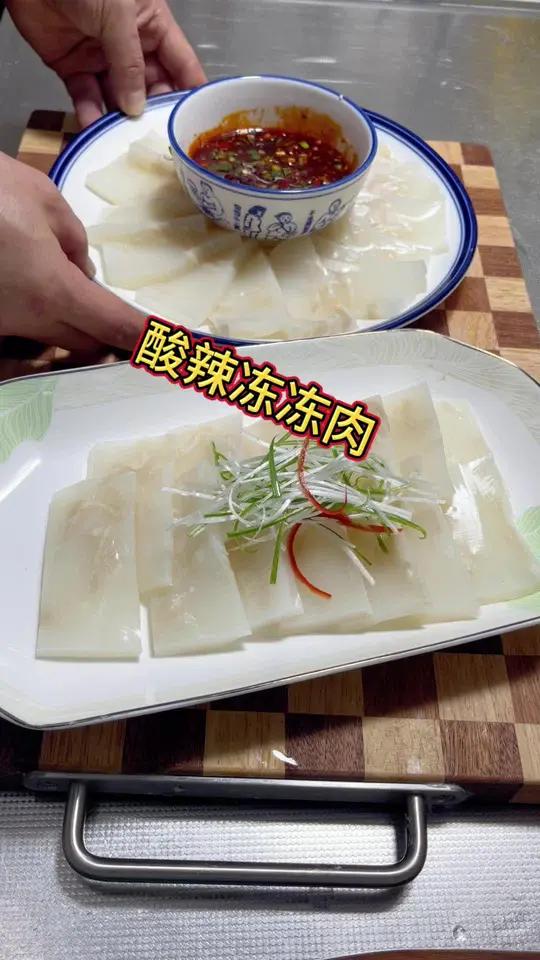 年夜饭少不了的,下酒冻冻肉,简单又方便,配上这辣子水水真正美