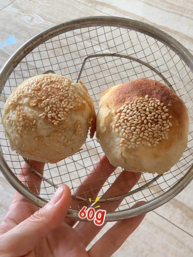 这个东北烧饼也太绝了，怎么会这么好吃。要不是需要控制热量我一顿能吃10个。吃出了好几个血糖