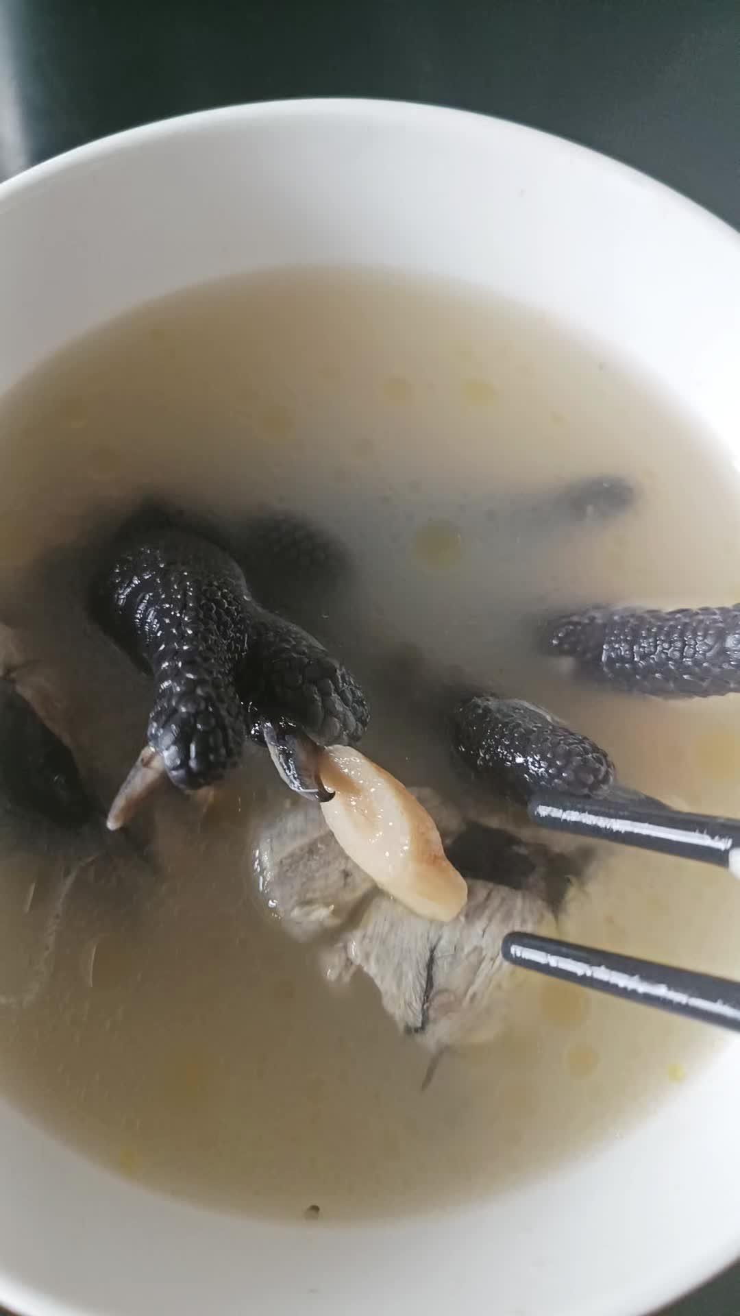 乌鸡汤里加了当归,枸杞,黄芪,党参,红枣,我妈如果知道加这么多中药肯定敲我脑袋 煲汤 滋补