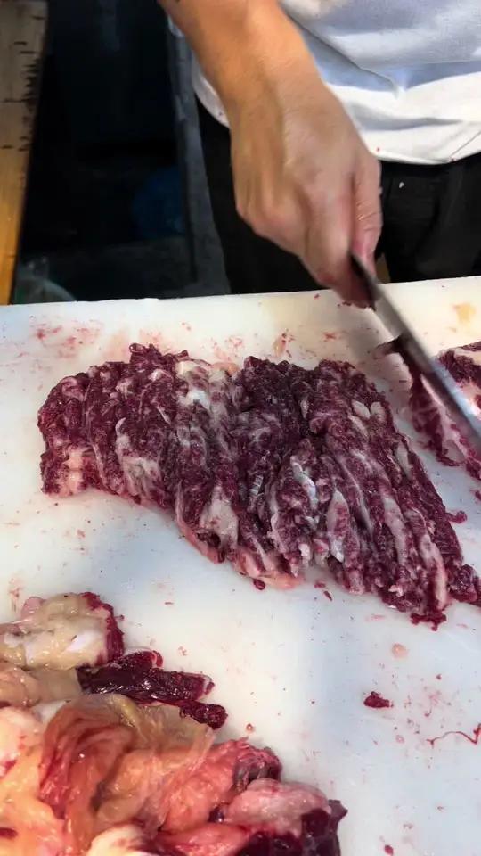 这样的牛肉怎么煮都好吃,配上我自己做的牛肉丸,吃起来更过瘾了 这样的牛肉怎么煮都好吃,配上