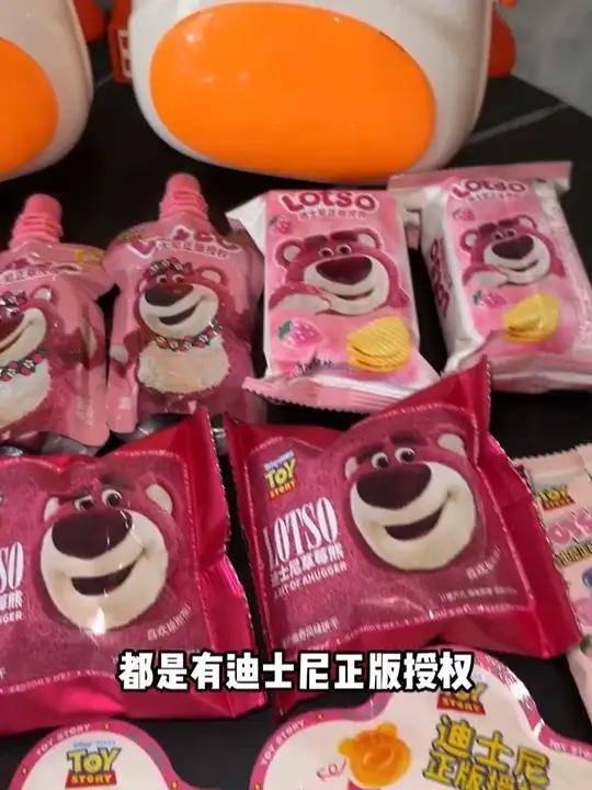 马上就要六一了,这个迪士尼正版零食礼盒非常适合送孩子。好吃还好玩。质量结实耐摔!收到是纸箱
