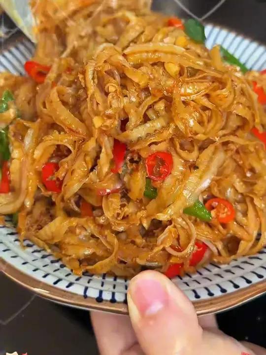 辣椒炒干贝边真的好好吃又下饭!干贝边 下饭菜 家常菜 辣椒炒干贝边,真的好好吃又下饭!