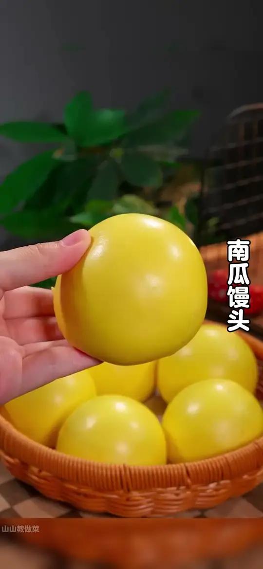 家里有老南瓜的不要丢了，今天用它分享一道南瓜馒头的做法，蓬松萱软，特别好吃