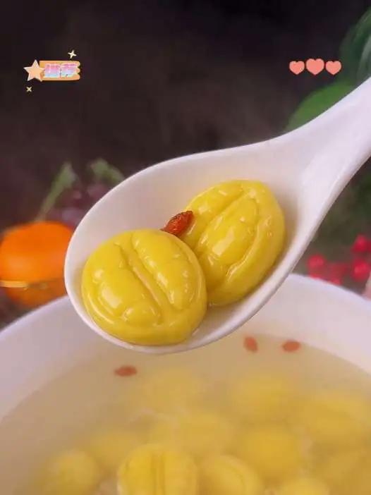 三全竟然吃了榴莲汤圆,香甜软糯,吃上一口,浓浓的榴莲味,喜欢吃榴莲的一定要尝尝这个太好吃了
