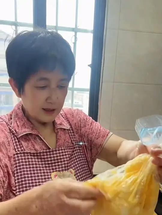 用家里吃剩下的馒头,居然就能做出香浓拉丝,孩子特别爱吃的披萨,做法简单易学自制披萨馒头变披