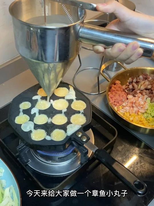 忙碌了一天黄师傅,做了2个大阪烧24个章鱼烧