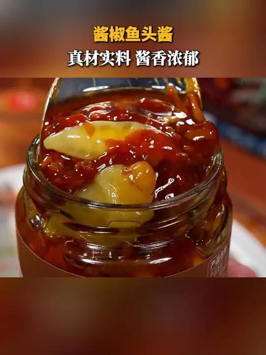 鲈鱼用滚烫的开水烫一下,这样样做的酱椒鲈鱼比清蒸的好吃太多了,鲜香下饭肉质滑嫩～